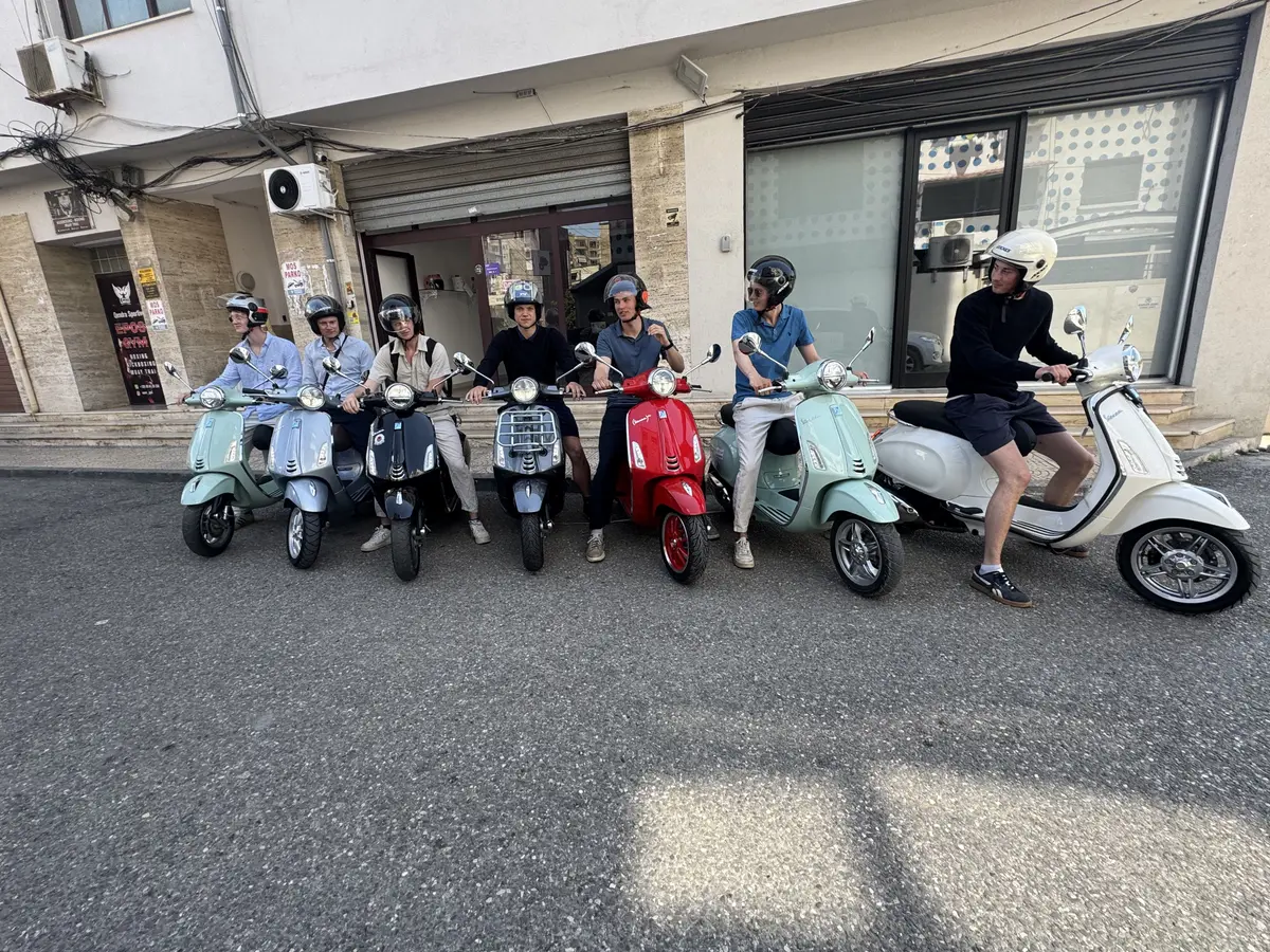 Guided tour on Vespas